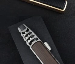 Merkloos Turbo Jetflame Aansteker - Gasbrander - Vuurwerk Torch - Crème Brûlée Brander - BBQ En Sigaren Aansteker - Windproof - Walnoothout Met Grijze Metalen Behuizing -Barbecue Benodigdheden Winkel 1200x1028 4
