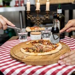 Boska Pizzaplank Friends L - BBQ Accessoires - Eikenhout - Handige Opvanggeul - Ø 34 Cm -Barbecue Benodigdheden Winkel 1200x1200 124