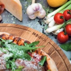 Boska Pizzaplank Friends L - BBQ Accessoires - Eikenhout - Handige Opvanggeul - Ø 34 Cm -Barbecue Benodigdheden Winkel 1200x1200 125