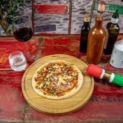 Boska Pizzaplank Friends L - BBQ Accessoires - Eikenhout - Handige Opvanggeul - Ø 34 Cm -Barbecue Benodigdheden Winkel 1200x1200 129