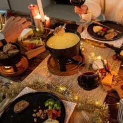 Boska Pizzaplank Friends L - BBQ Accessoires - Eikenhout - Handige Opvanggeul - Ø 34 Cm -Barbecue Benodigdheden Winkel 1200x1200 130