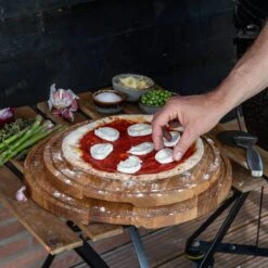 Boska Pizzaplank Friends L - BBQ Accessoires - Eikenhout - Handige Opvanggeul - Ø 34 Cm -Barbecue Benodigdheden Winkel 1200x1200 133