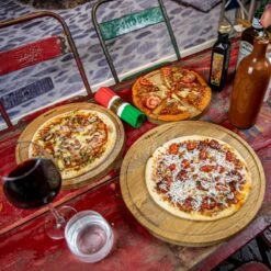 Boska Pizzaplank Friends L - BBQ Accessoires - Eikenhout - Handige Opvanggeul - Ø 34 Cm -Barbecue Benodigdheden Winkel 1200x1200 134