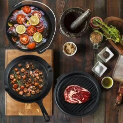 Dutch Mountains Gietijzeren Pannenset 7-delig - Dutch Oven – Braadpan - Grillpan - Hapjespan - Kookset In Houten Transportkist - Deksellifter - Brander -Barbecue Benodigdheden Winkel 1200x1200 209