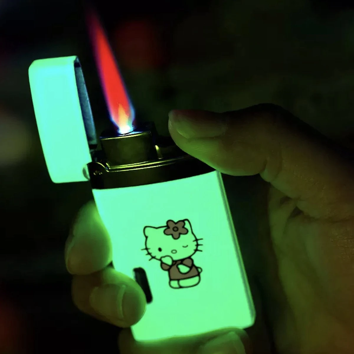 Merkloos Hello Kitty Glow In The Dark Aansteker Met Roze Vlam - Bekend Van TikTok - Hervulbaar En Windproof 2 Merkloos Hello Kitty Glow In The Dark Aansteker Met Roze Vlam - Bekend Van TikTok - Hervulbaar En Windproof - Afbeelding 2