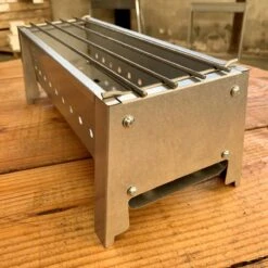 Spiedini Saté-bbq Bali 40 Mini - Kleine, Smalle Houtskoolbarbecue Met Horizontaal Rooster Voor Sate Of Andere Spiesjes - 40 Cm Lang, 11 Cm Breed, 14 Cm Hoog - Ideaal Voor Tuin- Of Open Haard, Of Balkon - Materiaal: Gealuminiseerd Ijzer -Barbecue Benodigdheden Winkel 1200x1200 384