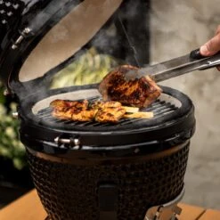 BluMill Kamado BBQ Egg - Kamado 13 Inch - Incl. Vlees Thermometer - Houtskoolbarbecues - Zwart - Ø 27cm 20 BluMill Kamado BBQ Egg - Kamado 13 Inch - Incl. Vlees Thermometer - Houtskoolbarbecues - Zwart - Ø 27cm -Barbecue Benodigdheden Winkel 1200x1200 400