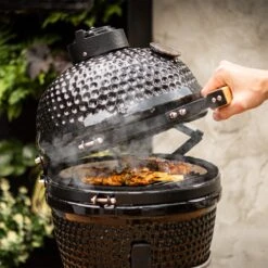 BluMill Kamado BBQ Egg - Kamado 13 Inch - Incl. Vlees Thermometer - Houtskoolbarbecues - Zwart - Ø 27cm 25 BluMill Kamado BBQ Egg - Kamado 13 Inch - Incl. Vlees Thermometer - Houtskoolbarbecues - Zwart - Ø 27cm -Barbecue Benodigdheden Winkel 1200x1200 403