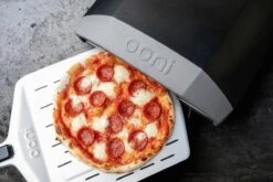 Ooni Pizzaschep Aluminium - Perforated Pizza Peel 12 Inch 7 Ooni Pizzaschep Aluminium - Perforated Pizza Peel 12 Inch -Barbecue Benodigdheden Winkel 1200x800 4