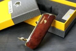 Cohiba® Sigarenaansteker - Sigarenboor - Sigaren - Sigaar - Cohiba Aansteker - Sigarenboor - Sigaren Accessoires - Sigarenknipper - Sigaar Aansteker - Cohiba - Incl. Luxe Geschenkdoos - Rood 19 Cohiba® Sigarenaansteker - Sigarenboor - Sigaren - Sigaar - Cohiba Aansteker - Sigarenboor - Sigaren Accessoires - Sigarenknipper - Sigaar Aansteker - Cohiba - Incl. Luxe Geschenkdoos - Rood -Barbecue Benodigdheden Winkel 1200x800 57
