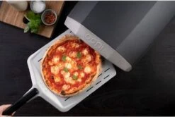 Ooni Pizzaschep Aluminium - Perforated Pizza Peel 12 Inch 9 Ooni Pizzaschep Aluminium - Perforated Pizza Peel 12 Inch -Barbecue Benodigdheden Winkel 1200x806
