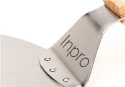 Inpro Pizzaschep RVS - Rond - Voor BBQ En Oven - Pizzaspatel - Taartschep - Houten Handvat - BBQ Gereedschap - Keukengerei - 30 Cm Diameter - Spatel 23 Inpro Pizzaschep RVS - Rond - Voor BBQ En Oven - Pizzaspatel - Taartschep - Houten Handvat - BBQ Gereedschap - Keukengerei - 30 Cm Diameter - Spatel -Barbecue Benodigdheden Winkel 1200x842 2