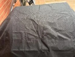 COVER UP HOC RED Label BBQ Hoes 145x61x117 Cm Waterdichte Barbecue Hoes / Afdekhoes Bbq / Met Trekkoord, Bbq Hoes, Bbq Hoes Waterdicht, Bbq Beschermhoes Zwart 19 COVER UP HOC RED Label BBQ Hoes 145x61x117 Cm Waterdichte Barbecue Hoes / Afdekhoes Bbq / Met Trekkoord, Bbq Hoes, Bbq Hoes Waterdicht, Bbq Beschermhoes Zwart -Barbecue Benodigdheden Winkel 1200x902 3