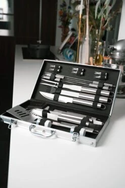 Sens Design BBQ Accesoires - 18 Delig - BBQ Gereedschapset Koffer 13 Sens Design BBQ Accesoires - 18 Delig - BBQ Gereedschapset Koffer -Barbecue Benodigdheden Winkel 800x1200 8
