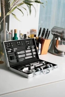 Sens Design BBQ Accesoires - 18 Delig - BBQ Gereedschapset Koffer 17 Sens Design BBQ Accesoires - 18 Delig - BBQ Gereedschapset Koffer -Barbecue Benodigdheden Winkel 800x1200 9