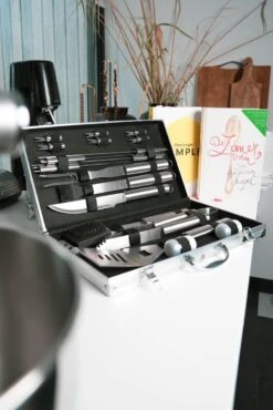 Sens Design BBQ Accesoires - 18 Delig - BBQ Gereedschapset Koffer 15 Sens Design BBQ Accesoires - 18 Delig - BBQ Gereedschapset Koffer -Barbecue Benodigdheden Winkel 801x1200 1