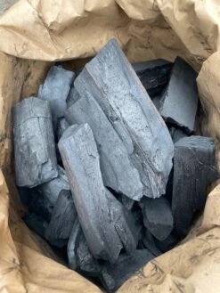 Freezing Coals - Eiken / Berken / Haagbeuk Met 5% Appel En Peren Houtskool - Houtskool - Zak à 10 Kg -Barbecue Benodigdheden Winkel 900x1200