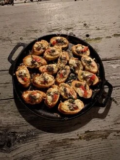 Valhal Outdoor Skillet / Plancha / Koekenpan - Gietijzer - Diameter 35cm, Twee Handvatten, VH35F 25 Valhal Outdoor Skillet / Plancha / Koekenpan - Gietijzer - Diameter 35cm, Twee Handvatten, VH35F -Barbecue Benodigdheden Winkel 900x1200 7